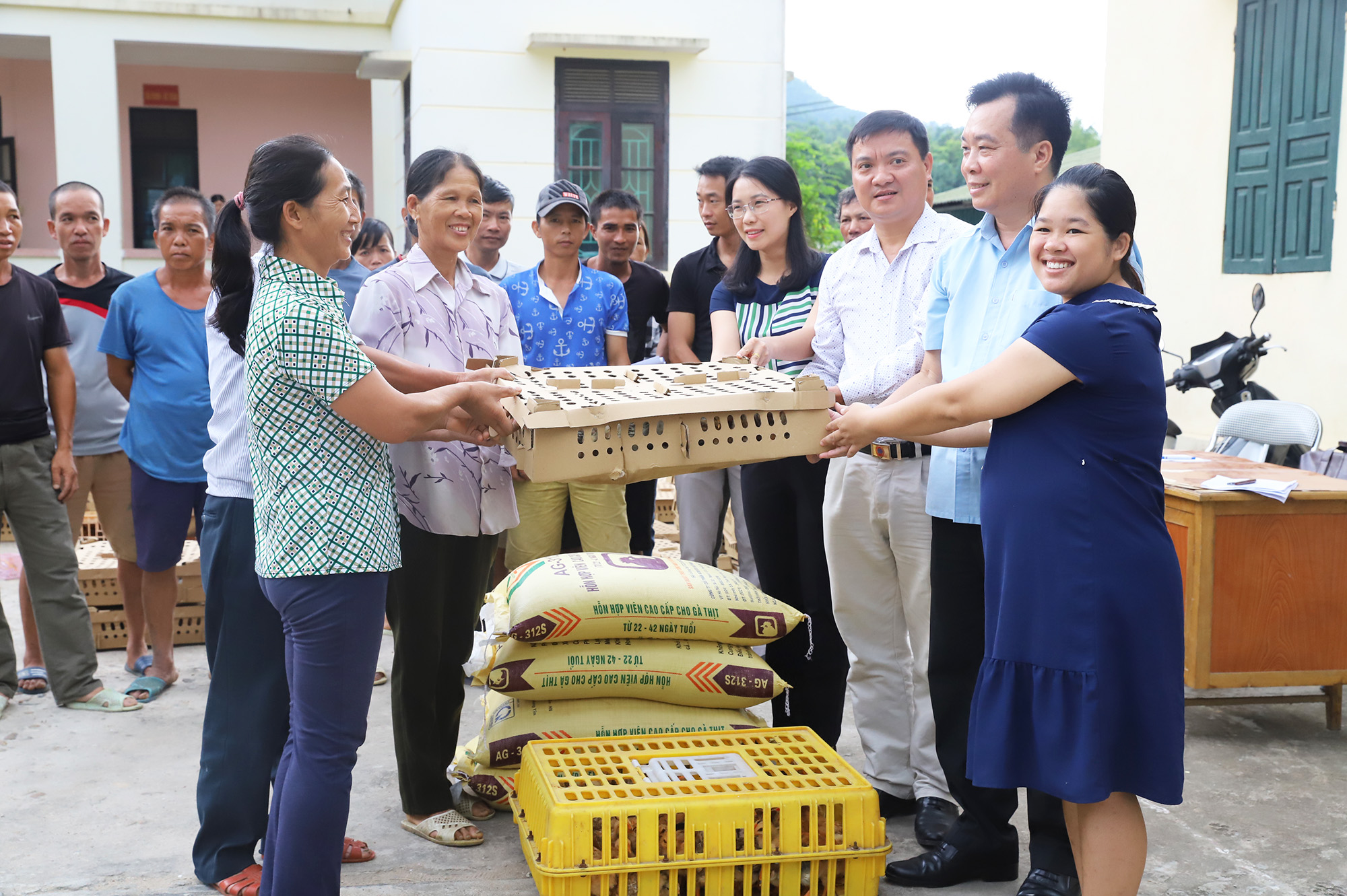 Hội Nông dân tỉnh trao gà giống, thức ăn, kinh phí làm chuồng cho các hộ dân xã Lục Hồn