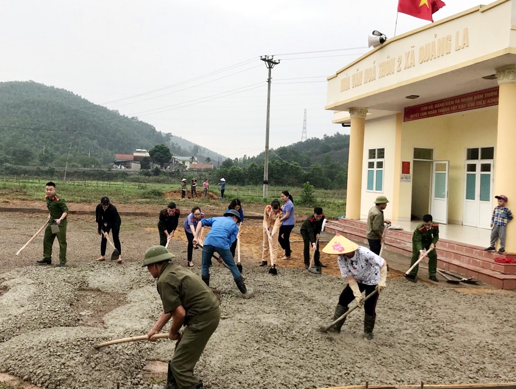 Công an huyện Hoành Bồ giúp đỡ xã Tân Dân làm đường, sân nhà văn hóa.