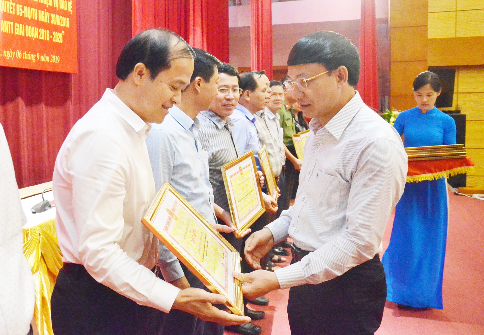 Đồng chí Nguyễn Xuân Ký, Bí thư Tỉnh uỷ, Chủ tịch HĐND tỉnh, trao bằng khen của UBND tỉnh cho các tập thể có thành tích xuất sắc trong triển khai các nghị quyết của Ban Thường vụ Tỉnh uỷ.