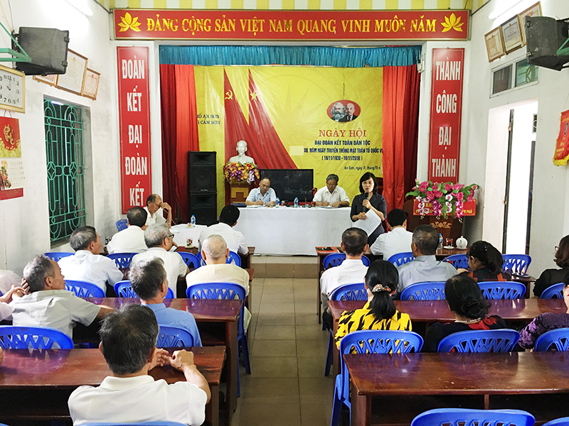 Đồng chí Trịnh Thị Minh Thanh, Ủy viên BTV Tỉnh ủy, Phó Chủ tịch Thường trực HĐND tỉnh, phát biểu tại buổi sinh hoạt chi bộ.