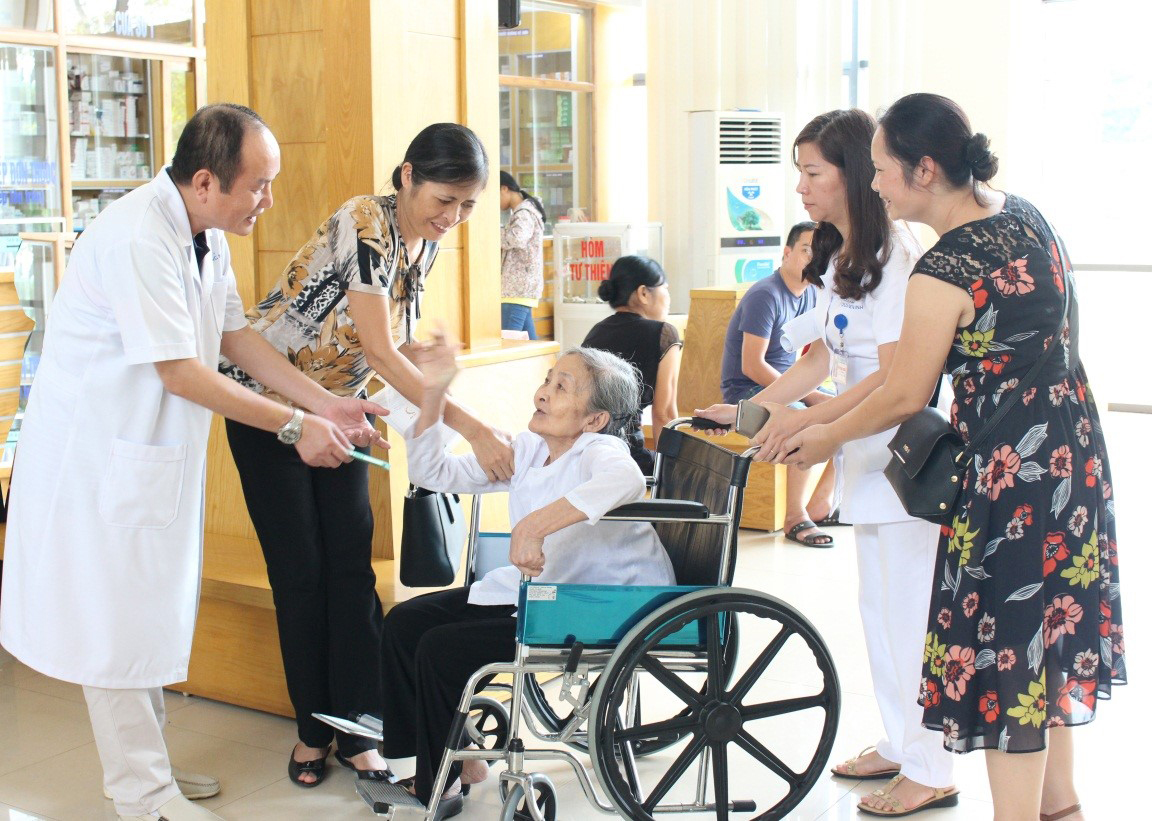 Tác phẩm “Đổi mới phong cách, thái độ phục vụ của cán bộ y tế” của nhóm tác giả của Bệnh viện Sản nhi Quảng Ninh.