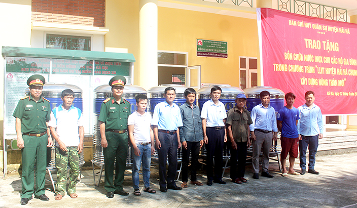  Ban Chỉ huy quân sự huyện Hải Hà và lãnh đạo xã Quảng Đức trao tặng bồn chứa nước inox cho các hộ nghèo, cận nghèo trên địa bàn xã
