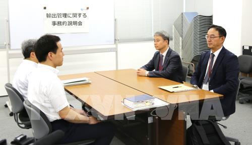 Quan chức cấp cao Bộ Thương mại Hàn Quốc (bên phải) trong cuộc đàm phán cấp chuyên viên với những người đồng nhiệm Nhật Bản về việc Tokyo siết chặt quy chế xuất khẩu đối với ba mặt hàng nguyên liệu công nghệ cao sang Seoul, tại Tokyo ngày 12/7/2019. Ảnh: KYODO/TTXVN 