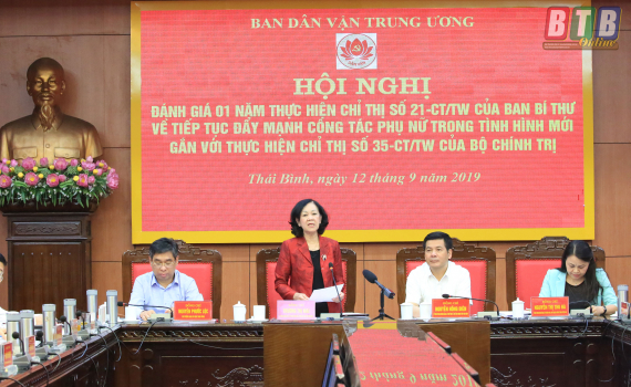 Đồng chí Trương Thị Mai, Ủy viên Bộ Chính trị, Bí thư Trung ương Đảng, Trưởng ban Dân vận Trung ương phát biểu tại hội nghị.
