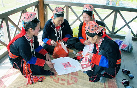 Phụ nữ xã Bằng Cả (huyện Hoành Bồ) học nghề may thêu thổ cẩm truyền thống. Ảnh do Phòng VHTT Hoành Bồ cung cấp.