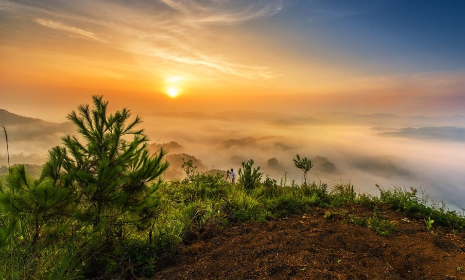 Những đỉnh núi thấp thoáng, ẩn hiện giữa mây trời. Màn mây trắng lãng đãng bao quanh, ôm lấy đỉnh núi xanh ngát. Du khách phải trèo lên các ngọn núi cao mới có thể tìm được cho mình góc nhìn đẹp nhất. Tuy hành trình vất vả, những gì bạn nhận được lại xứng đáng đối với công sức đã bỏ ra.