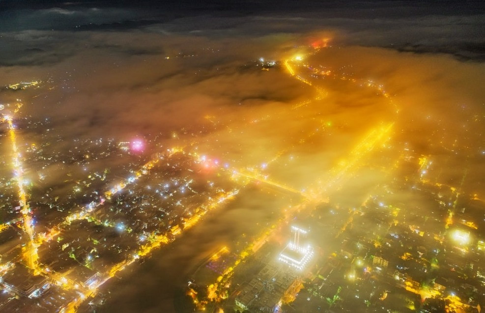 Những ngày trời trở lạnh, xứ Lạng về đêm cũng làm nức lòng người đam mê nhiếp ảnh. Màn mây mỏng tang sà xuống, không làm che khuất tầm nhìn thành phố lên đèn sầm uất, náo nhiệt bên dưới. Ánh đèn muôn màu chiếu sáng mọi ngõ ngách thoắt ẩn thoắt hiện dưới lớp sương khiến khung cảnh thêm phần huyền ảo, lung linh, ngỡ như đang đứng ở ngọn đồi cao nhìn xuống phố đêm Đà Lạt.