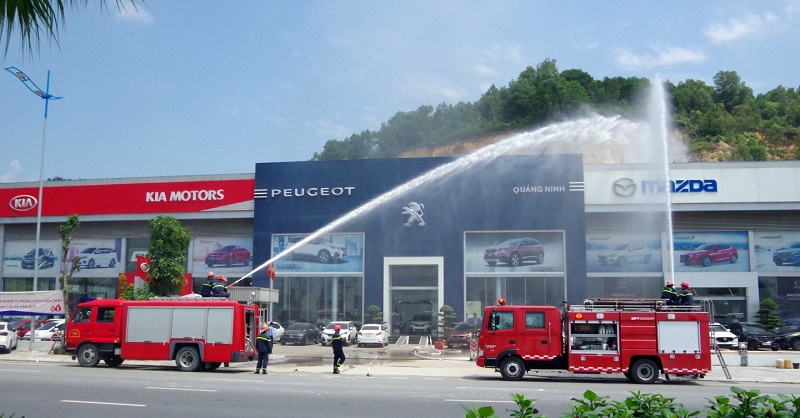 Các lực lượng tham gia thực tập phương án chữa cháy và CNCH tại Công ty Cổ phần ô tô Trường Hải Chi nhánh Quảng Ninh.