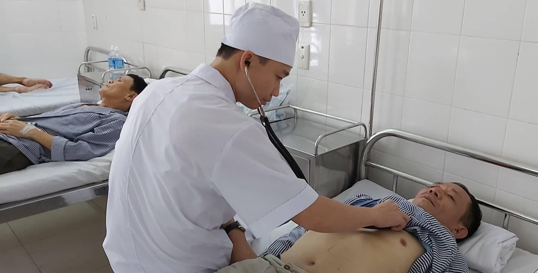 Anh Nguyễn Văn Tân, công nhân Công ty than Hòn Gai khám và điều trị BNN tại Bệnh viện đa khoa tỉnh.
