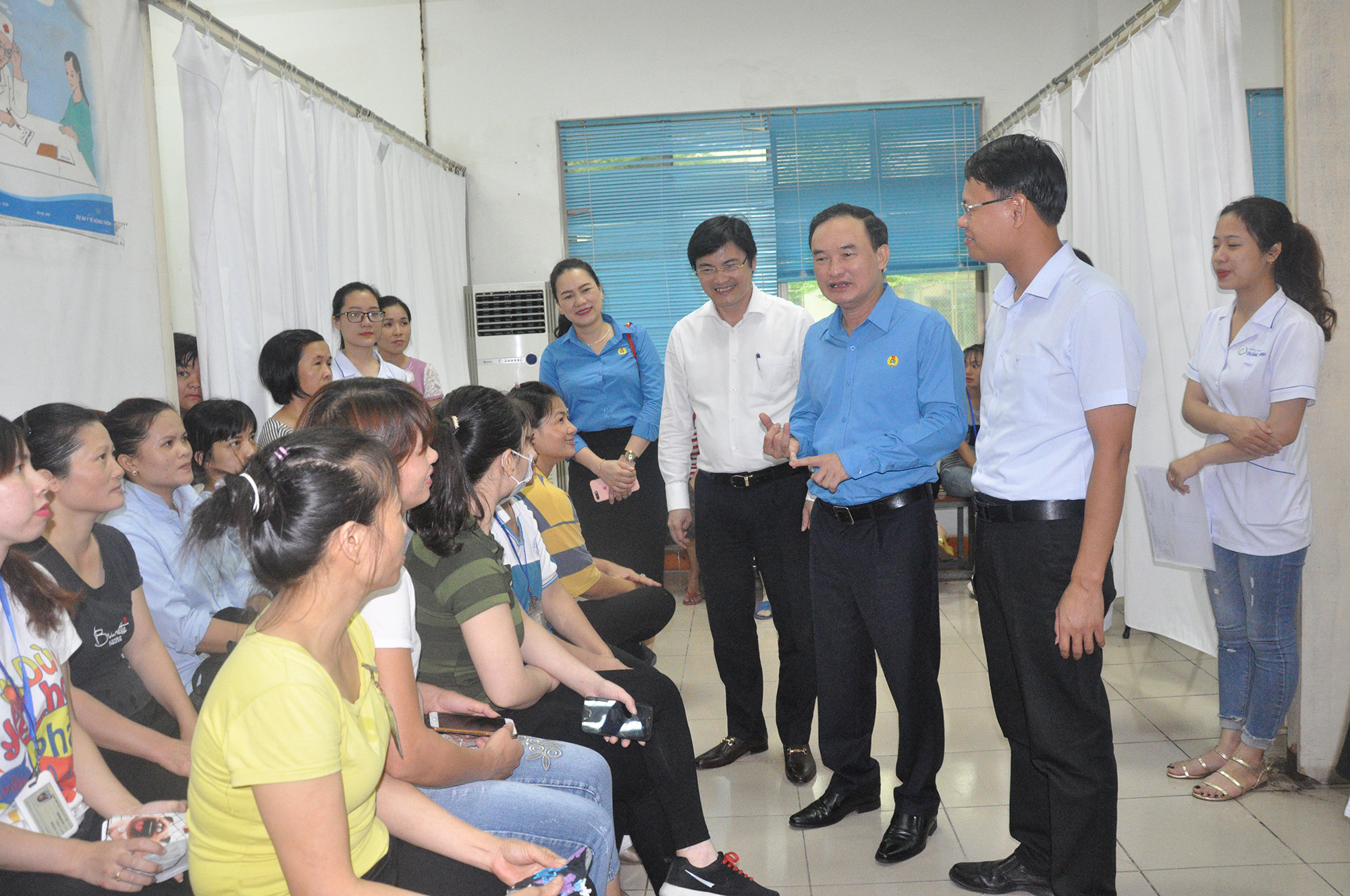 Ngay sau lễ ký kết hơn 100 CNLĐ Công ty TNHH Sao Vàng chi nhánh Uông Bí đã được các y bác sĩ của Bệnh viện sản nhi khám sức khỏe.