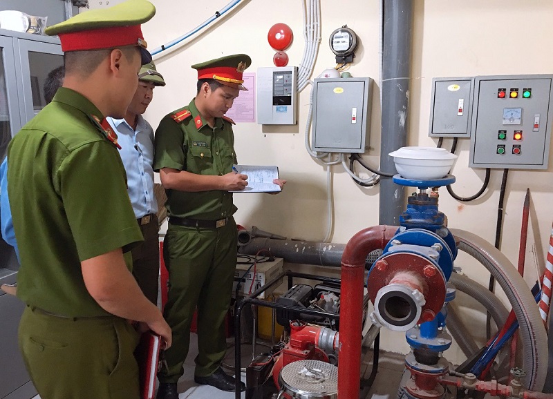 Công an TX Quảng Yên cùng Ban quản lý chợ Rừng kiểm tra hệ thống máy bo chữa cháy.