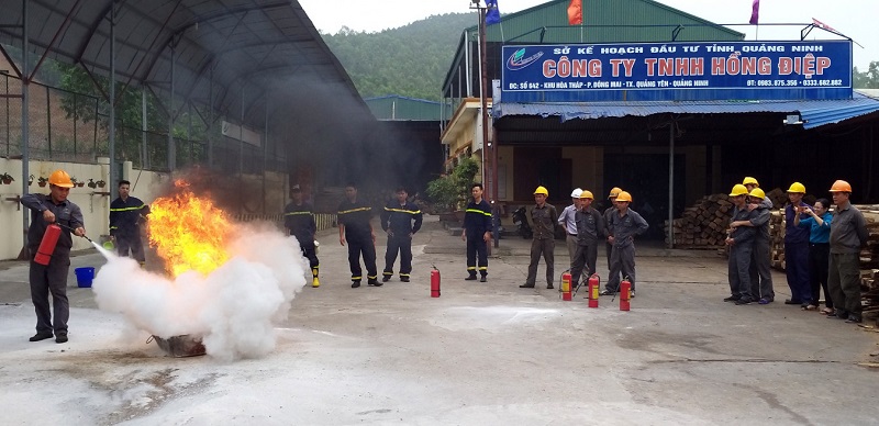 Công an TX Quảng Yên cùng Công ty TNHH Hồng Điệp thực tập phương án chữa cháy và CNCH 