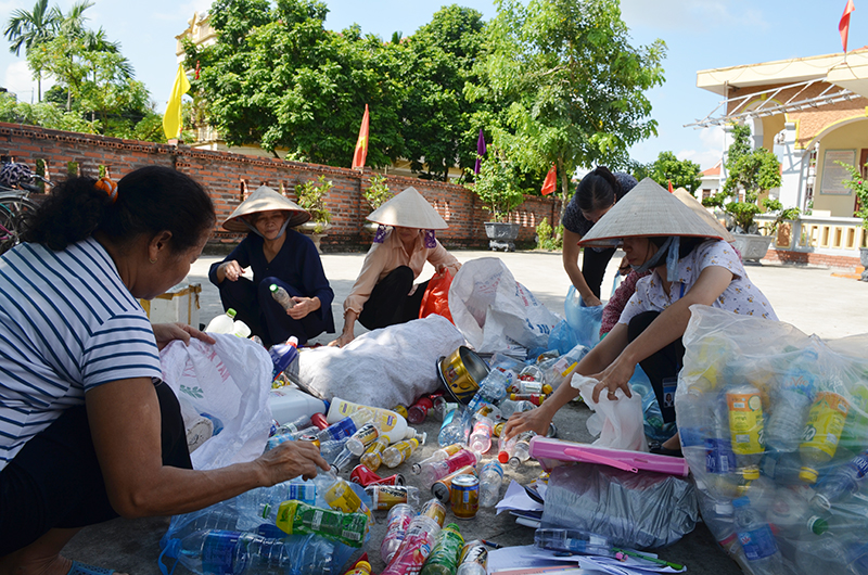 Cán bộ, hội viên Hội phụ nữ khu 6, phường Thanh Sơn tham gia phân loại rác thải nhựa.