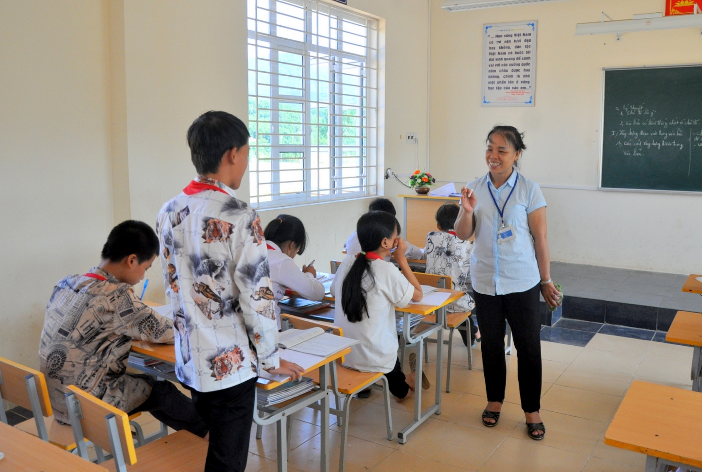 Cô giáo Phạm Thị Vịnh vẫn miệt mài với bài giảng, ân cần 