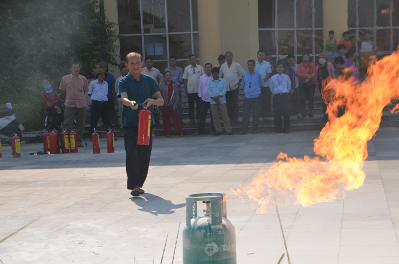 Học viên thực hành xử lý tình huống cháy thông thường.