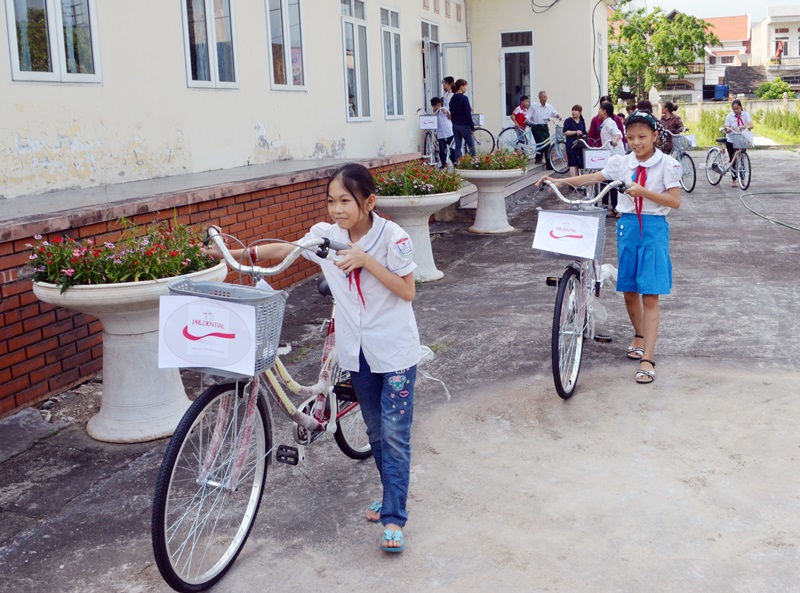 Học sinh nghèo hiếu học trên địa bàn phường Mạo Khê (TX Đông Triều) được Công ty BHNT Prudential Việt Nam trao tặng xe đạp nhân dịp năm học mới 2019-2020.