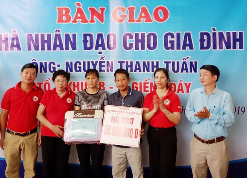 Lãnh đạo Hội CTĐ tỉnh và Hội CTĐ TP Hạ Long bàn giao nhà cho anh Nguyễn Thanh Tuấn ở phường Cao Xanh (TP Hạ Long) tháng 9/2019.