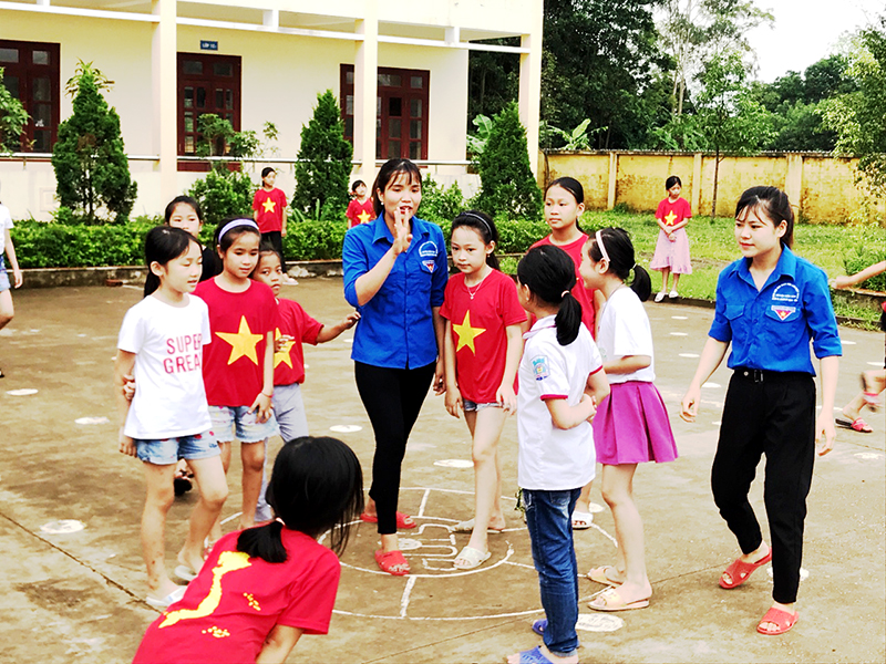 Các đoàn viên thanh niên huyện Tiên Yên tổ chức các hoạt động vui chơi trong dịp sinh hoạt hè cho các em học sinh điểm trường Tứ Mỹ, xã Đông Hải.