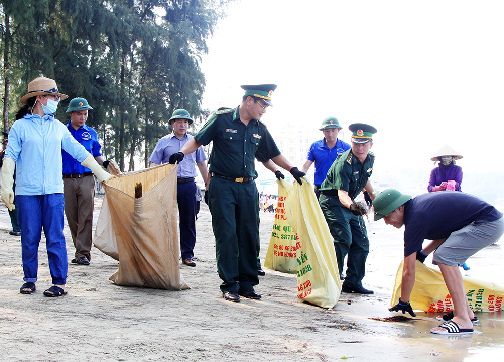 Lãnh đạo Tỉnh Đoàn, Bộ Chỉ huy BĐBP tỉnh, đoàn viên thanh niên tham gia dọn vệ sinh bãi biển tại huyện Cô Tô. Ảnh: Bá Trinh