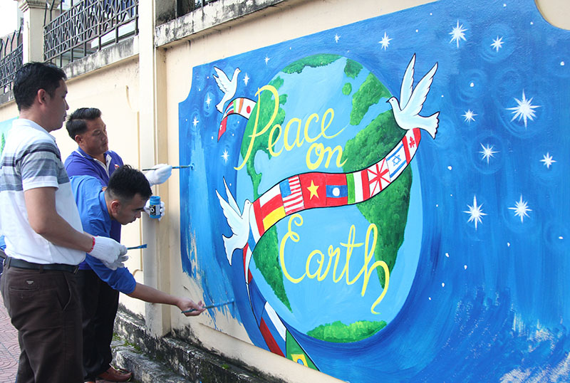 ĐVTN TP Cẩm Phả tham gia vẽ tranh làm đẹp đường phố tại Cẩm Phả. Ảnh: Bá Trinh.