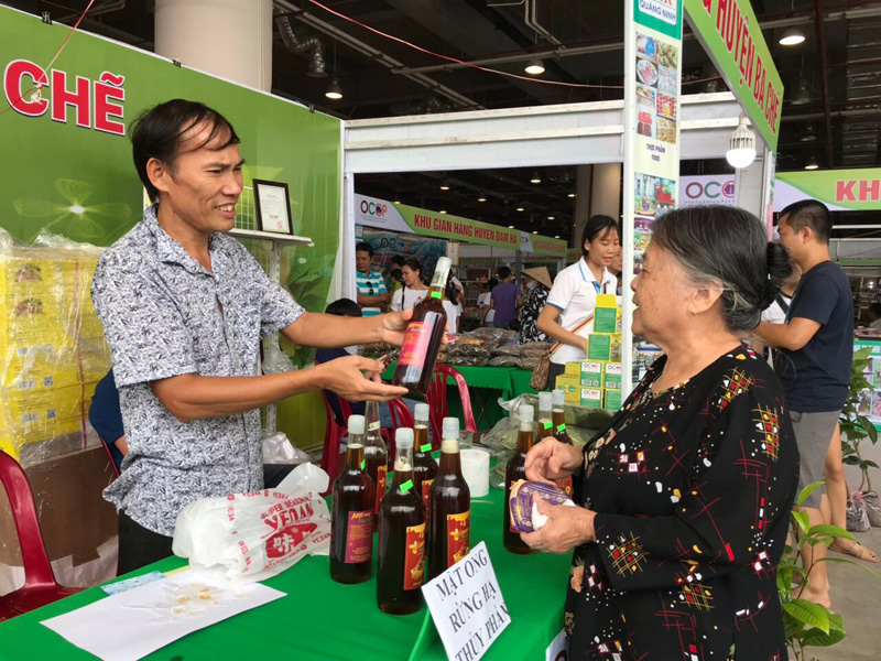 sản phẩm mật ong ba chẽ đc bày bán tại hội chơ ocop khu vực phía bắc quảng ninh-2019