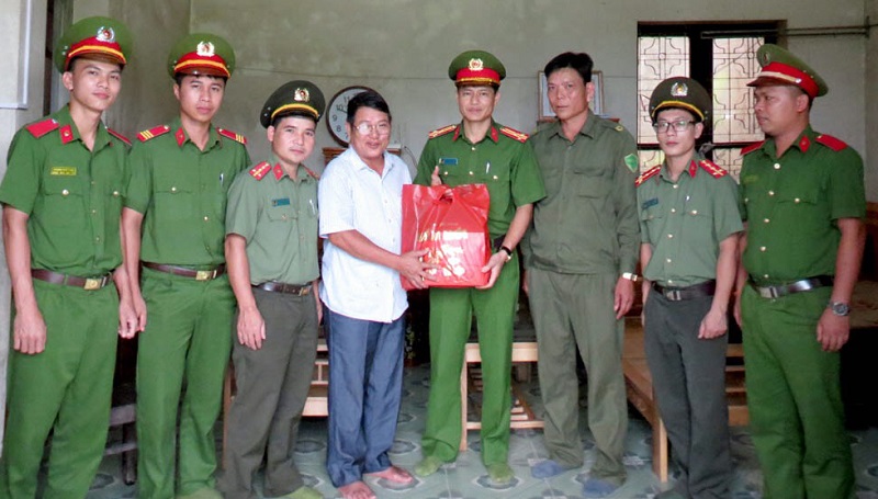Công an huyện Ba Chẽ thăm, tặng quà người uy tín trong dòng họ và trưởng thôn tại xã Nam Sơn (huyện Ba Chẽ).
