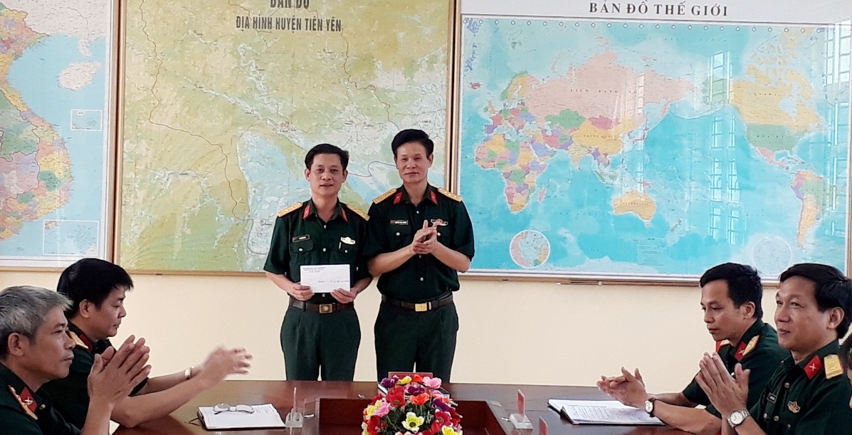 Chỉ huy Ban CHQS huyện Tiên Yên khen thưởng đột xuất cho cán bộ tích cực tham gia cứu hộ cứu nạn trong tháng 9. 