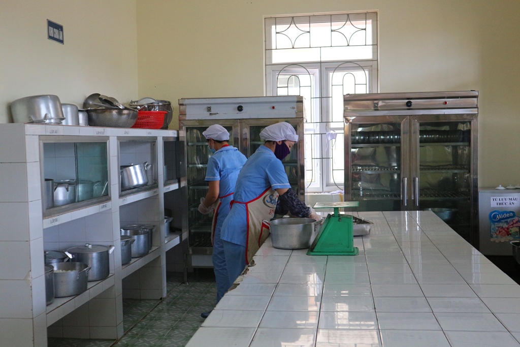 ếp ăn của Trường Mầm non xã Hạ Long luôn đảm bảo gọn gàng, vệ sinh sạch sẽ.
