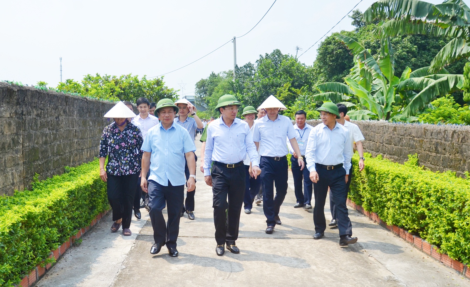 Các đại biểu tham quan tuyến đường kiểu mẫu xã Việt Dân (Ảnh: Thanh Tùng)