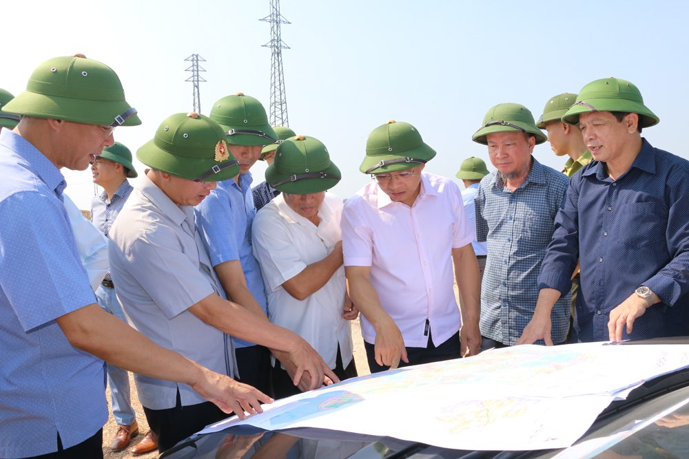 Chủ tịch UBND tỉnh Nguyễn Văn Thắng khảo sát vị trí quy hoạch phát triển cảng biển và dịch vụ logistics.