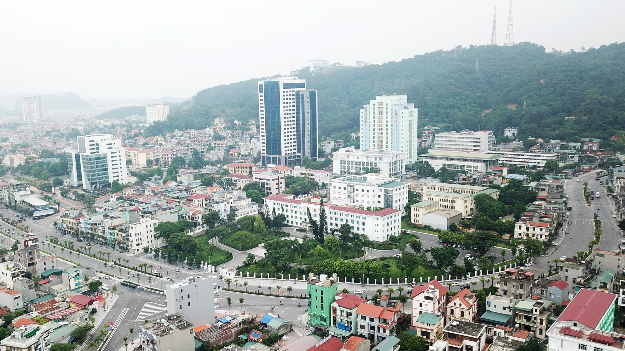 quần thể khối các cơ quan hành chính của tỉnh được đầu tư đồng bộ, hiện đại, đặt tại phường Hồng Hà, TP Hạ Long.
