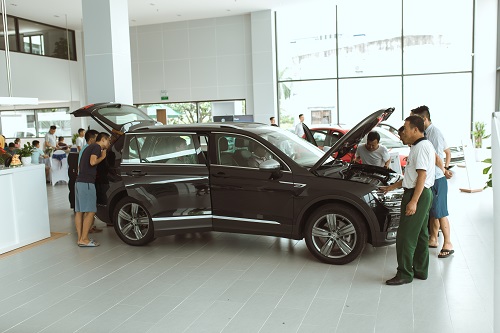 Khách hàng tham quan, tìm hiểu về sản phẩm tại Volkswagen Quảng Ninh