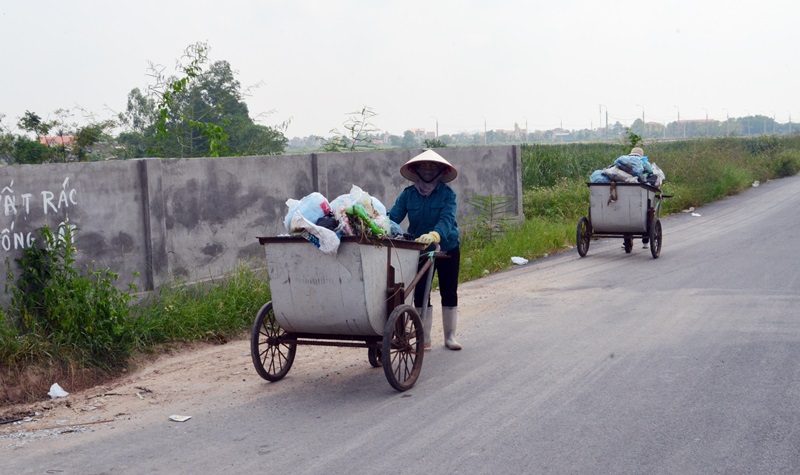 Sau khi thu gom rác tại các khu dân cư, tổ thu gom rác đưa đến bãi tập kết để xe chuyên dụng vận chuyển đi xử lý.