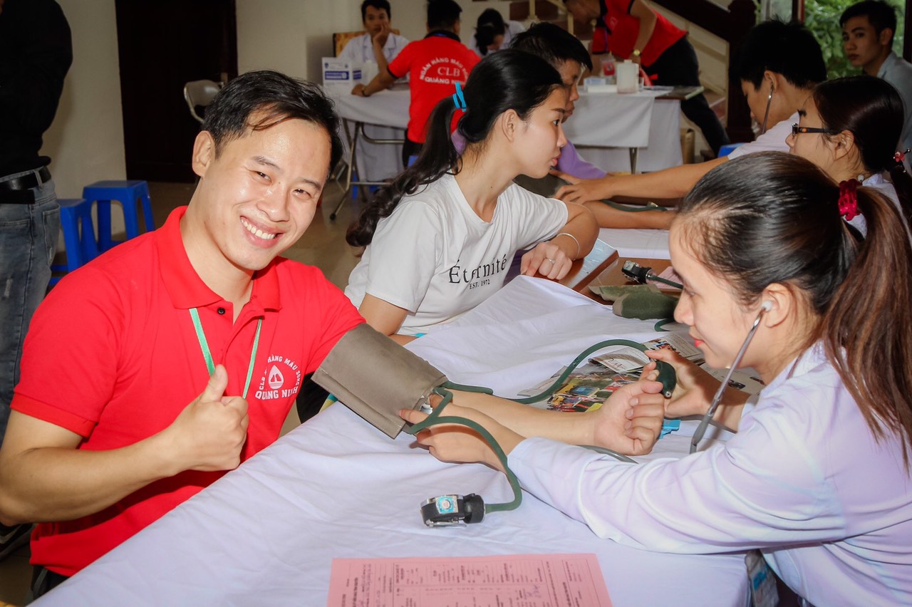 Lê Thế Duyệt, chủ nhiệm CLB Ngân hàng máu sống tỉnh Quảng Ninh tham gia hiến máu tình nguyện.