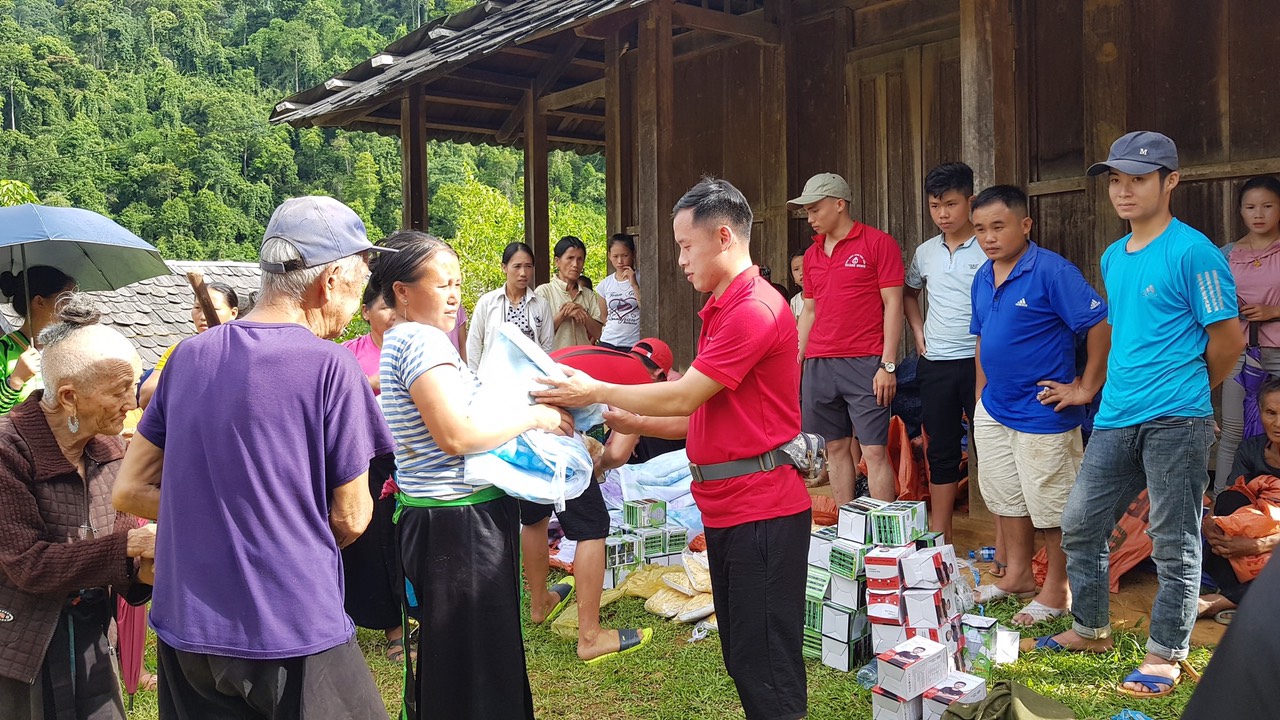 Lê Thế Duyệt cùng các thành viên CLB Ngân hàng máu sống tỉnh Quảng Ninh tham gia hỗ trợ đồng bào vùng lũ tại huyện