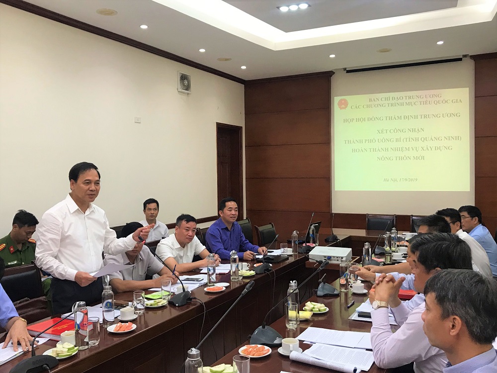 Phó Chủ tịch Thường trực UBND tỉnh Đặng Huy Hậu báo cáo tại hội nghị.