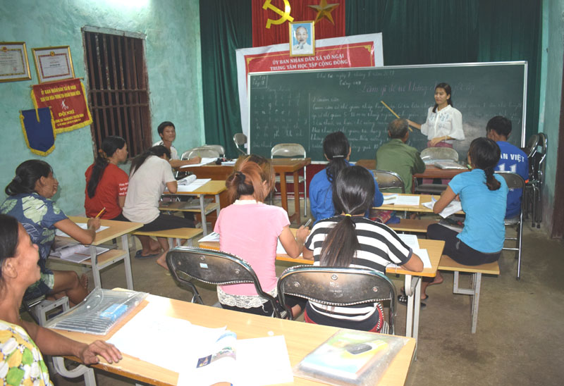 Nhiều bố mẹ làm gương cho con cái khi tham gia lớp học xóa mù chữ ở thôn Khủi Luông, xã Vô Ngại, huyện Đầm Hà