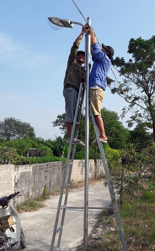 Nhân dân thôn 7, xã Hạ Long lắp đặt điện chiếu sáng ngõ xóm.