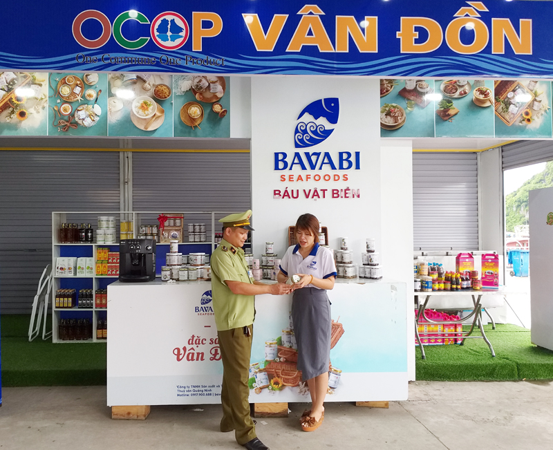 Lực lượng chức năng huyện Vân Đồn kiểm tra chất lượng hàng hóa tại quầy trung bầy sản phẩm OCOP của huyện Vân Đồn tại khu vực cảng khách  Cái Rồng 
