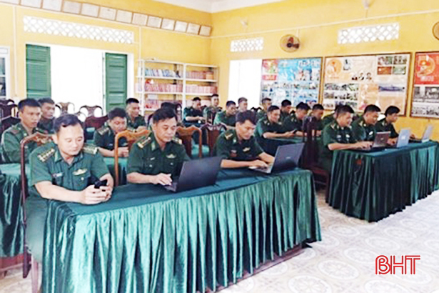 Cán bộ chiến sỹ Đồn Biên phòng Cửa Sót (Thạch Kim - Lộc Hà) tham gia cuộc thi trắc nghiệm “Tìm hiểu 90 năm lịch sử vẻ vang của Đảng Cộng sản Việt Nam”. (Ảnh: Báo Hà Tĩnh)