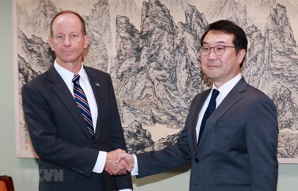 Trợ lý Ngoại trưởng Mỹ phụ trách khu vực Đông Á và Thái Bình Dương David Stilwell (trái). (Nguồn: Yonhap/TTXVN)