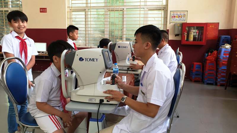 Hơn 1800 học sinh trường Tiểu học Hạ Long được khám và tư vấn miễn phí các bệnh về mắt