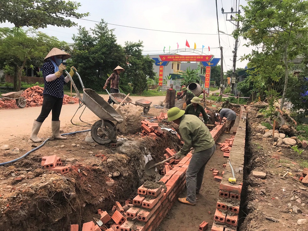 440m đường ở phố Bắc Sơn, thị trấn Đầm Hà đang được gấp rút xây dựng, kịp tiến độ trước ngày 31/12.