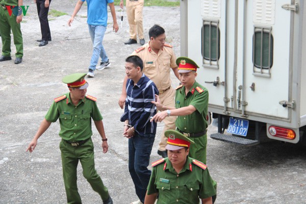 Bị cáo Trần Đình Sang đến tòa.