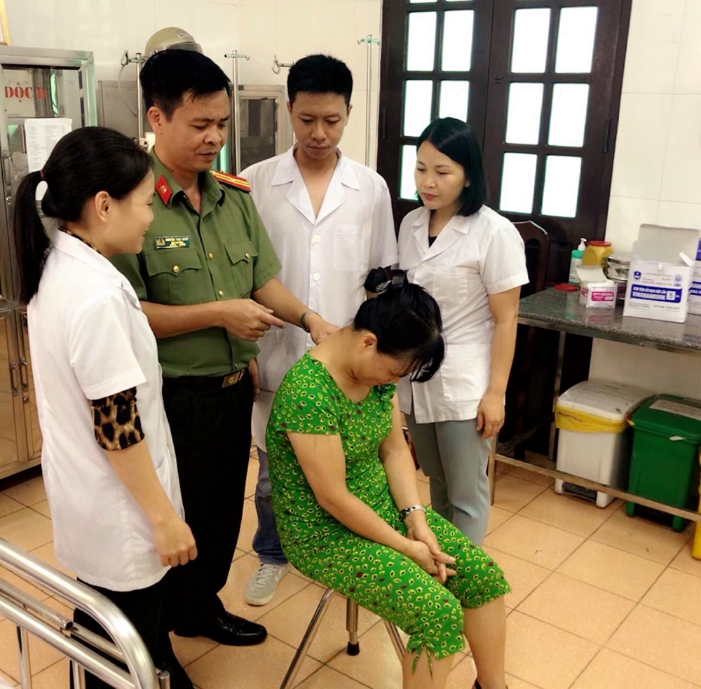 Thiếu tá, bác sĩ Nguyễn Thành Hưng, Bệnh xá trưởng khám và điều trị cho người dân bằng phương pháp y học cổ truyền.
