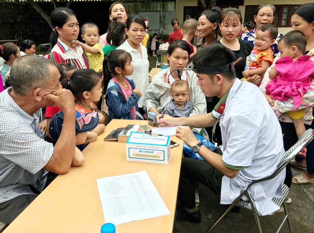 Các y, bác sĩ Bệnh xá Công an tỉnh tổ chức khám và cấp phát thuốc miễn phí cho người dân xã Hà Lâu (huyện Tiên Yên).