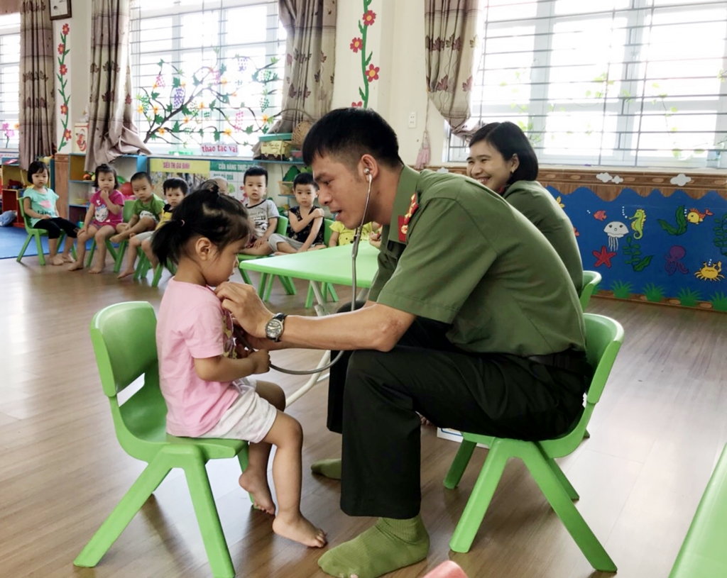 Bệnh xá Công an tỉnh khám chữa bệnh miễn phí cho các cháu học sinh trường Mầm non Hoa Hồng (TP Hạ Long).