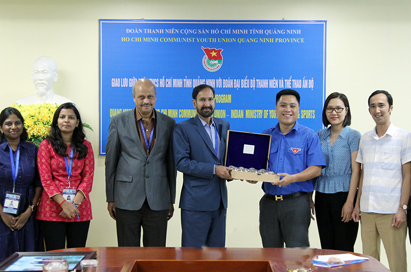 Tỉnh đoàn Quảng Ninh trao quà lưu niệm cho đoàn đại biểu Bộ Thanh niên và Thể thao Ấn Độ