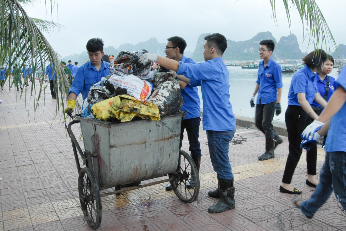 ĐVTN TP Cẩm Phả ra quân hỗ trợ người dân khu vực Bến Do (phường Cẩm Trung) thu gom rác thải ven biển.