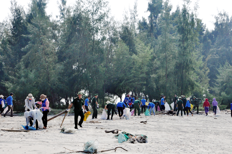 Lực lượng ĐVTN của BĐBP tỉnh phối hợp với Đoàn Thanh niên địa phương tham gia thu gom rác thải, dọn vệ sinh môi trường tại bãi Biển Trà Cổ, TP Móng Cái.
